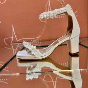 Sandália branco acetinado com bordados em pérolas.