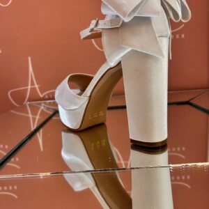 Sandália branco acetinado com pata e laçarote.