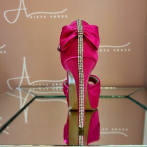 Sandália no tecido pink acetinado, laço com strass. Salto 12cm agulha plataforma.