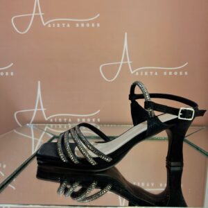 Sandália no tecido preto acetinado. Com cristais na lateral. Salto 8cm taça.