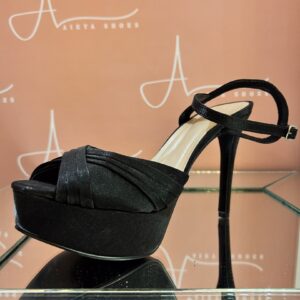 Sandália preta acetinado. Plataforma salto 12cm.