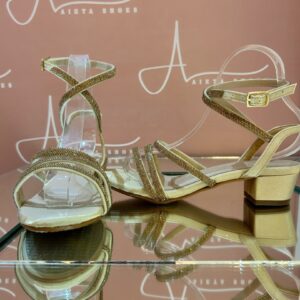 Sandália Yasmin no dourado acetinado. Salto 3cm bloco.