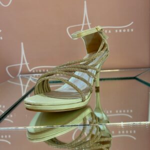Sandália Aieta cristais dourada acetinada. Salto 8 cm agulha.