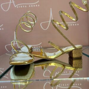 Sandália Egípcia dourado metal verniz. Salto 3cm bloco cravejado.