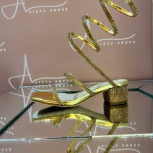 Sandália Egípcia dourado metal verniz. Salto 3cm bloco cravejado.